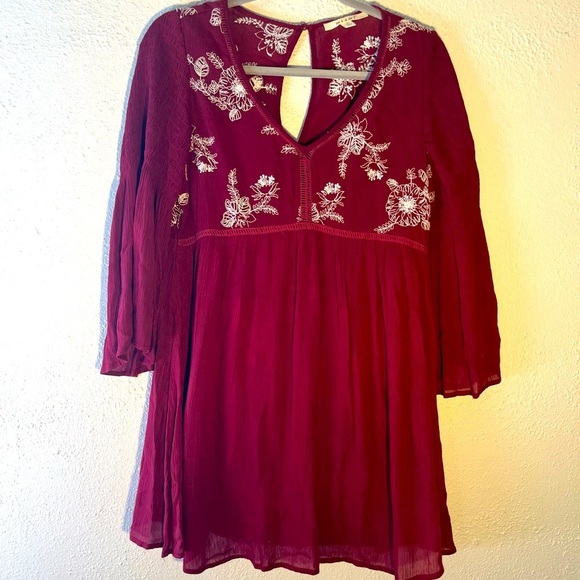 Miami 3/4 bell sleeve flowy dress~Sz S~Burgundy w/white floral embroidery - Picture 1 of 5